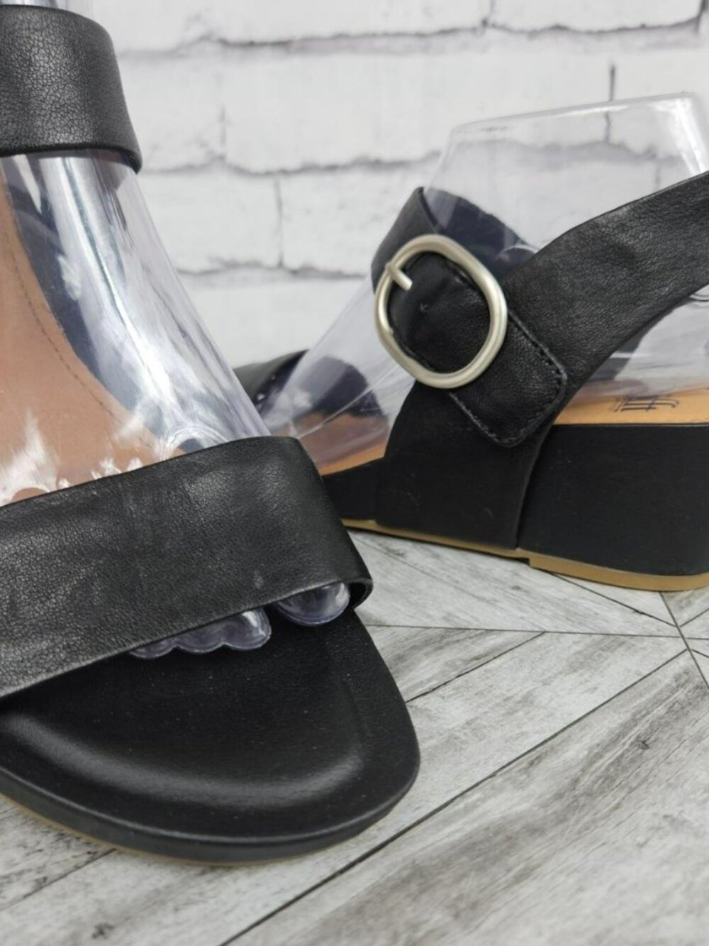 Söfft Black Leather Wedge Sandals Womens 8 M Ankle Strap Buckle Hook and Loop